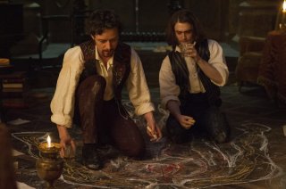 Victor - La storia segreta del Dottor Frankenstein: James McAvoy e Daniel Radcliffe in un momento del film