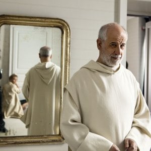 Le confessioni: Toni Servillo e Connie Nielsen (la cui immagine è riflessa nello specchio) in una scena del film