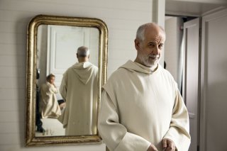 Le confessioni: Toni Servillo e Connie Nielsen (la cui immagine è riflessa nello specchio) in una scena del film