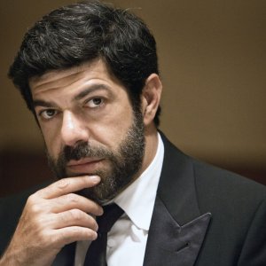 Le confessioni: un primo piano di Pierfrancesco Favino