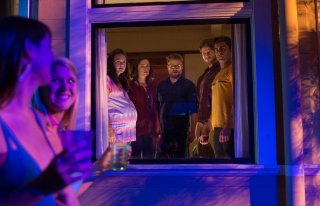 Cattivi vicini 2: Seth Rogen, Zac Efron, Rose Byrne, Carla Gallo e Ike Barinholtz in una scena del film