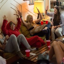 Cattivi vicini 2: Chloe Grace Moretz e Beanie Feldstein in una scena di gruppo del film