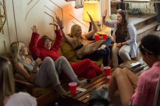 Cattivi vicini 2: Chloe Grace Moretz e Beanie Feldstein in una scena di gruppo del film