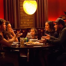 Cattivi vicini 2: Seth Rogen, Rose Byrne, Carla Gallo e Ike Barinholtz in una scena del film