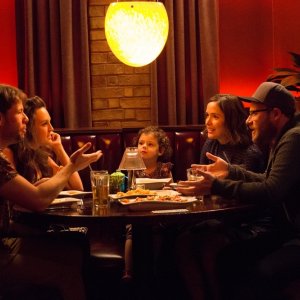 Cattivi vicini 2: Seth Rogen, Rose Byrne, Carla Gallo e Ike Barinholtz in una scena del film