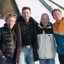 Eddie the Eagle - Il coraggio della follia: Taron Egerton, Hugh Jackman, il regista Dexter Fletcher ed Eddie Edwards in una foto promozionale del film
