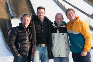 Eddie the Eagle - Il coraggio della follia: Taron Egerton, Hugh Jackman, il regista Dexter Fletcher ed Eddie Edwards in una foto promozionale del film