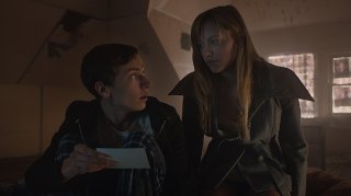 It Follows: Keir Gilchrist e Maika Monroe in una scena del film