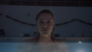 It Follows: un primo piano di Maika Monroe in piscina