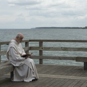 Le confessioni: Toni Servillo intento a leggere in una scena del film