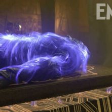 X-Men: Apocalisse - Oscar Isaac è sdraiato e avvolto d una luce blu in una scena
