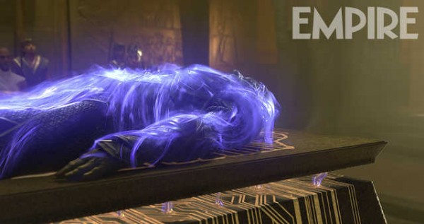 X-Men: Apocalisse - Oscar Isaac è sdraiato e avvolto d una luce blu in una scena