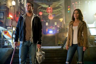 Tartarughe Ninja - Fuori dall'ombra: Megan Fox e Stephen Amell in una scena del film