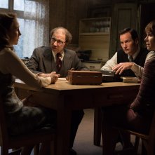 The Conjuring 2 - L'evocazione: Patrick Wilson, Vera Farmiga, Frances O'Connor e Simon McBurney in una scena del film