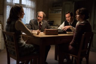 The Conjuring 2 - L'evocazione: Patrick Wilson, Vera Farmiga, Frances O'Connor e Simon McBurney in una scena del film