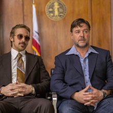 The Nice Guys: Ryan Gosling e Russell Crowe in una scena del film