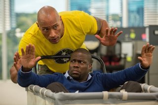 Una spia e mezzo: Dwayne Johnson e Kevin Hart in una scena del film