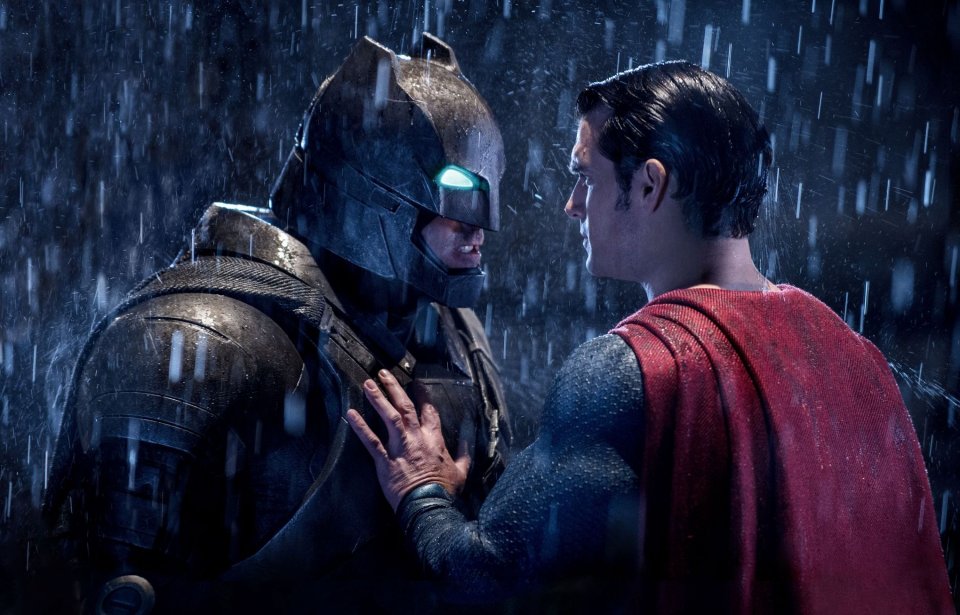 Batman v Superman: Henry Cavill e Ben Affleck in un momento dello scontro tra Batman e Superman