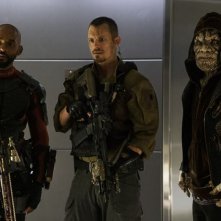 Suicide Squad: Will Smith, Adewale Akinnuoye-Agbaje e Joel Kinnaman in una scena