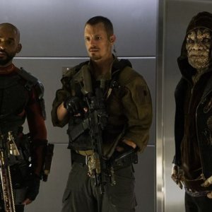 Suicide Squad: Will Smith, Adewale Akinnuoye-Agbaje e Joel Kinnaman in una scena