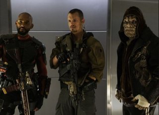 Suicide Squad: Will Smith, Adewale Akinnuoye-Agbaje e Joel Kinnaman in una scena