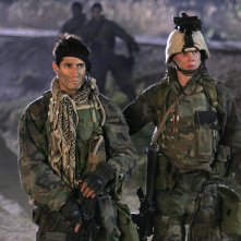 Generation Kill: Rudy Reyes e Stark Sands durante una scena
