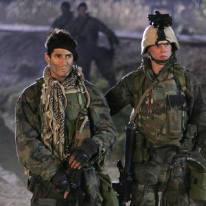 Generation Kill: Rudy Reyes e Stark Sands durante una scena