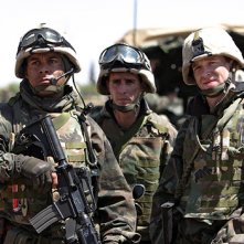 Generation Kill: Jon Huertas. Stark Sands e James Ransone in una scena della miniserie