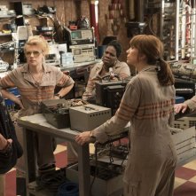 Ghostbusters: Chris Hemsworth, Melissa McCarthy, Kristen Wiig, Kate McKinnon e Leslie Jones in una scena