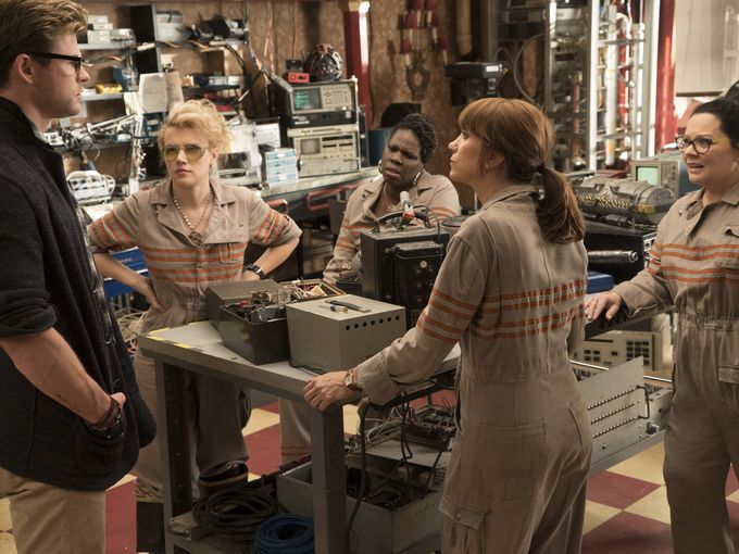 Ghostbusters: Chris Hemsworth, Melissa McCarthy, Kristen Wiig, Kate McKinnon e Leslie Jones in una scena