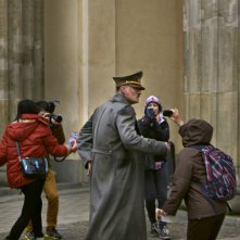 Lui è tornato: uno spaesato Oliver Masucci nei panni di Hitler mentre viene fotografato e ripreso in una scena del film