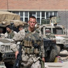 Generation Kill: Alexander Skarsgard in una scena della miniserie