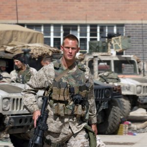 Generation Kill: Alexander Skarsgard in una scena della miniserie