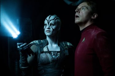 Star Trek Beyond: Simon Pegg e Sofia Boutella sono immersi nel buio