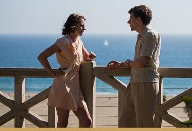 Café Society: Jesse Eisenberg e Kristen Stewart in una scena del film