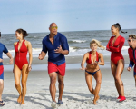 Baywatch: Dwayne Johnson condivide una foto del cast