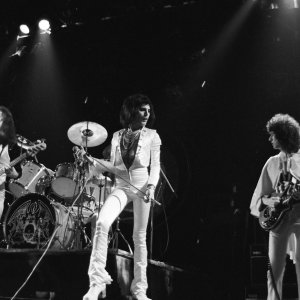 Queen: A Night in Bohemia, un'immagine con i Queen sul palco
