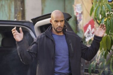 Agents of S.H.I.E.L.D.: l'attore Henry Simmons in una foto dell'episodio Bouncing Back