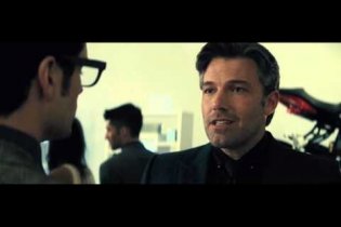 Batman v Superman: Dawn Of Justice - Clip 'Non creda a quello che sente giovanotto'