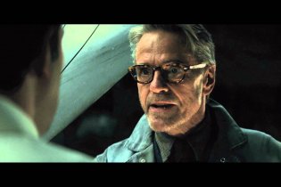 Batman v Superman: Dawn Of Justice - Clip 'Vuole entrare in guerra?'