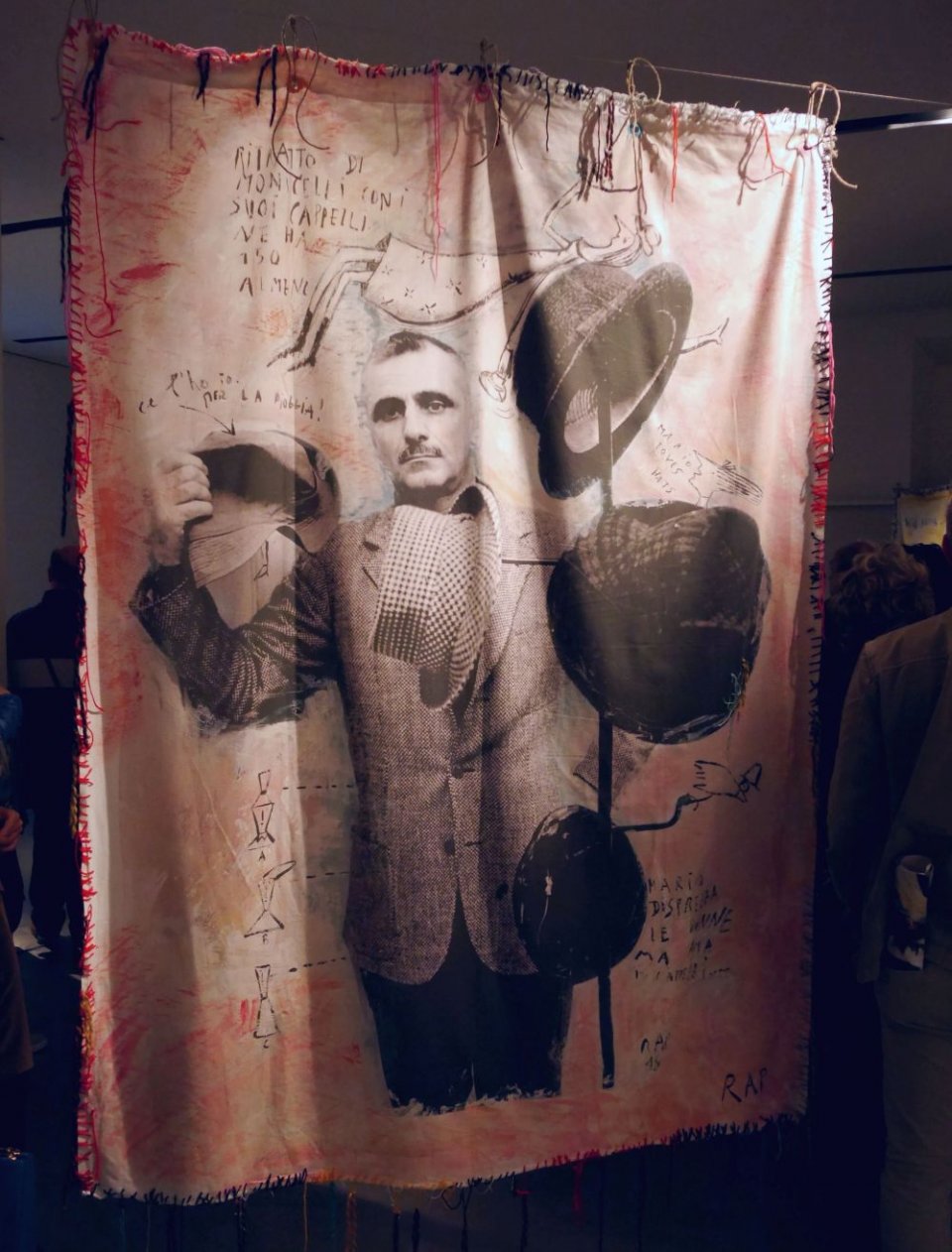 Mario Monicelli e i suoi numerosi cappelli su tela