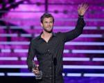 Chris Hemsworth legge drammaticamente una canzone di Rihanna 
