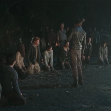 The Walking Dead: un'immagine dei protagonisti prigionieri degli uomini di Negan in L'ultimo giorno sulla Terra