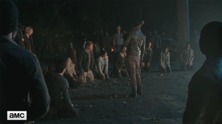 The Walking Dead: un'immagine dei protagonisti prigionieri degli uomini di Negan in L'ultimo giorno sulla Terra