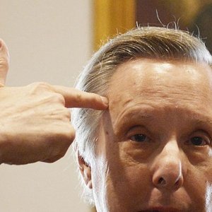 William Friedkin mima il gesto di spararsi alla testa a commento della possibilità che Donald Trump diventi presidente