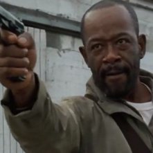 The Walking Dead: l'attore Lennie James in una foto dell'episodio L'ultimo giorno sulla Terra