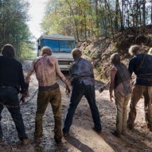 The Walking Dead: un gruppo di walker in L'ultimo giorno sulla Terra