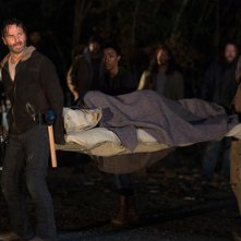 The Walking Dead: i protagonisti accerchiati dai Salvatori in L'ultimo giorno sulla Terra