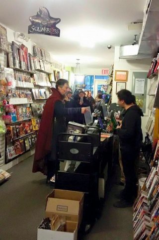 Doctor Strange: le foto di Benedict Cumberbatch in un negozio di fumetti