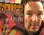Benedict Cumberbatch entra in una fumetteria vestito da Doctor Strange